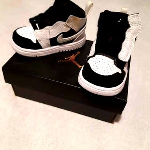 Jordan Retro 1 High Toddler Black And White Shoe